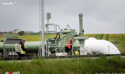 Christian Bläul und Wolfgang Metzeler-Kick bei einer Pumpstation einer Pipeline