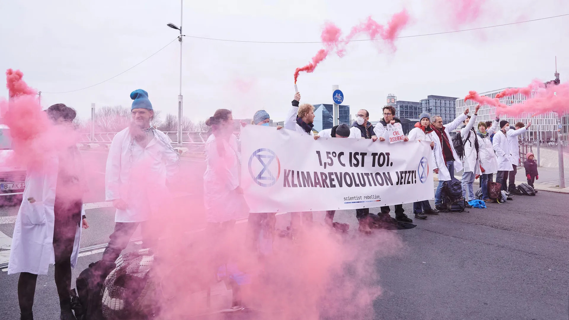 „1,5 Grad ist tot. Klimarevolution jetzt“ steht auf dem Transparent, das von Wissenschaftlern auf der Straße gehalten wird: „Diejenigen, die am meisten über die Krise wissen, haben eine moralische Pflicht, entsprechend zu handeln“, hieß es.