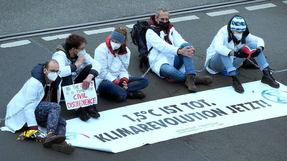 Menschen sitzen auf der Straße