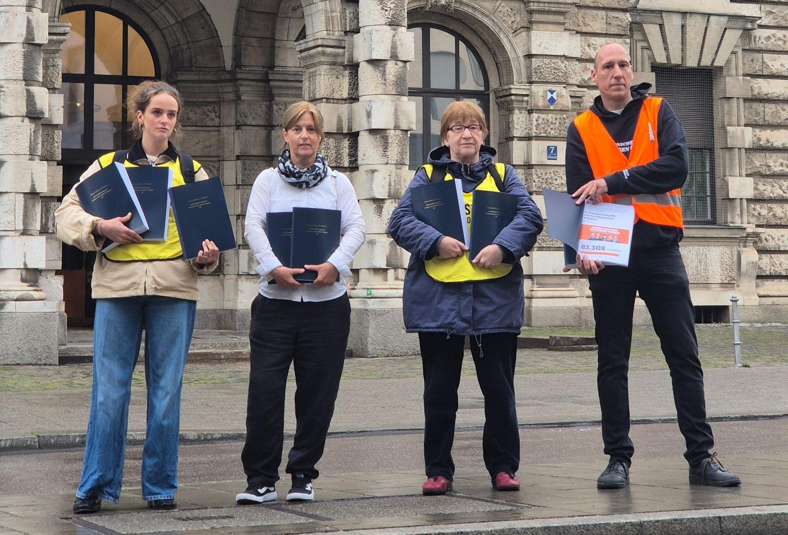 Übergabe der Unterschriften am 05.06. an das bayrische Justizministerium. Übergabe der Unterschriften am 05.06. an das bayrische Justizministerium.