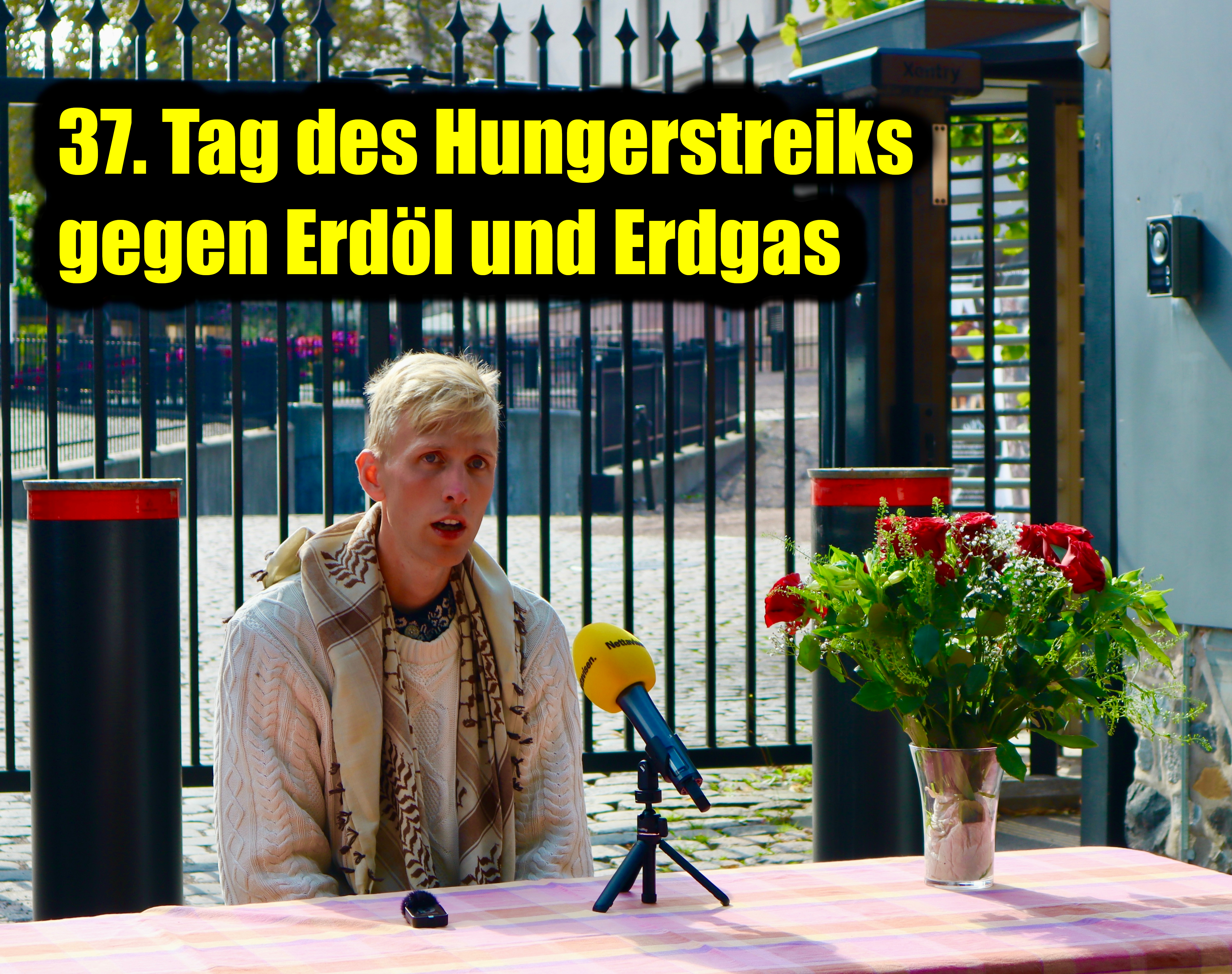 PRESSEKONFERENZ: Vebjørn Bjelland Berg hat vor dem Büro des Premierministers (SMK) Platz genommen, damit der Premierminister ihn möglichst einfach treffen kann. PRESSEKONFERENZ: Vebjørn Bjelland Berg hat vor dem Büro des Premierministers (SMK) Platz genommen, damit der Premierminister ihn möglichst einfach treffen kann.