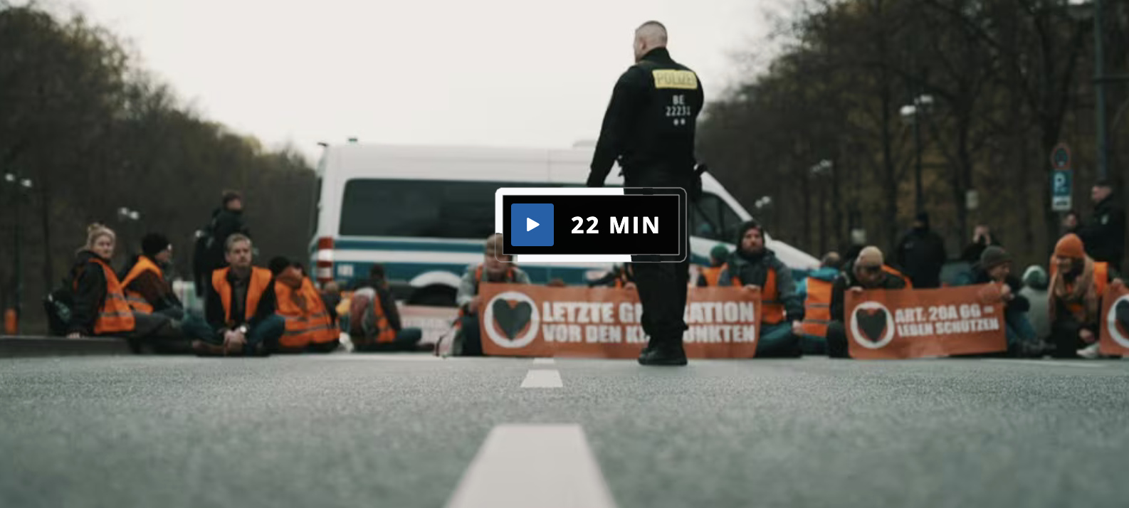 Klimaaktivisten sitzen auf der Straße. Die Polizei beobachtet die Versammlung. Bildrechte: MDR exactly Klimaaktivisten sitzen auf der Straße. Die Polizei beobachtet die Versammlung. Bildrechte: MDR exactly