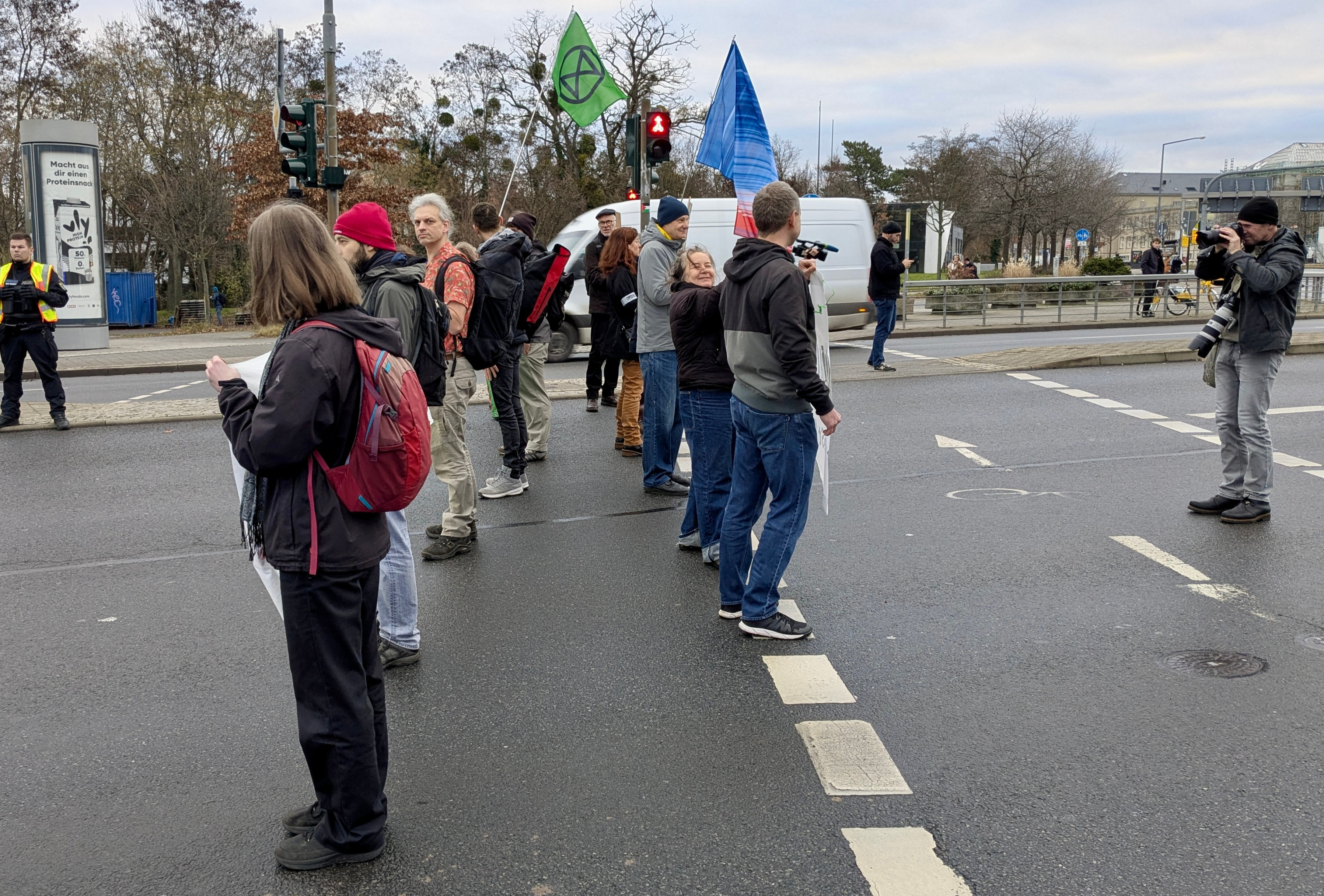Christian Bläul und weitere Aktivisten am Fritz-Foerster-Platz in Dresden