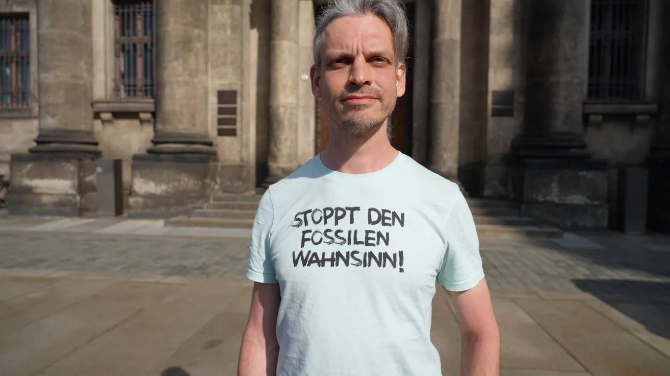 Christian Bläul bei einer Klimademo, mit einem T-Shirt mit der Aufschrift „Stoppt den fossilen Wahnsinn“; Foto: Benedict Bartsch/t-online