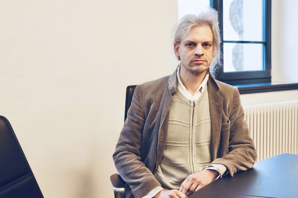 Christian Bläul sitzt an einem Tisch im Landgericht Dresden. Foto von Thomas Türpe