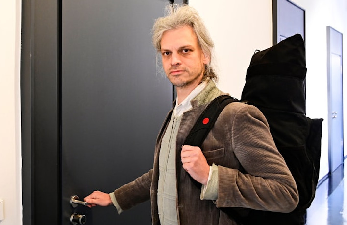Christian Bläul vor einer Tür im Landgericht Dresden; Foto von Olaf Rentsch