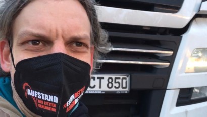 Christian Bläul sitzt vor einem Truck auf der Köhlbrandbrücke Christian Bläul sitzt vor einem Truck auf der Köhlbrandbrücke