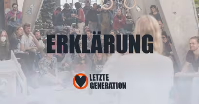 Foto mit vielen Menschen im Moosspace, darüber das Wort „Erklärung“ und das Logo der Letzten Generation