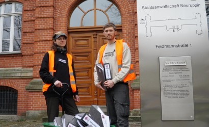 Mirji und Henning übergeben über 2000 Stellungnahmen an die Staatsanwaltschaft Neuruppin