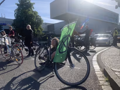 Dresden Straßburger Platz - XR-Fahne am Fahrrad