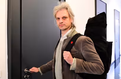 Christian Bläul vor einer Tür im Landgericht Dresden; Foto von Olaf Rentsch